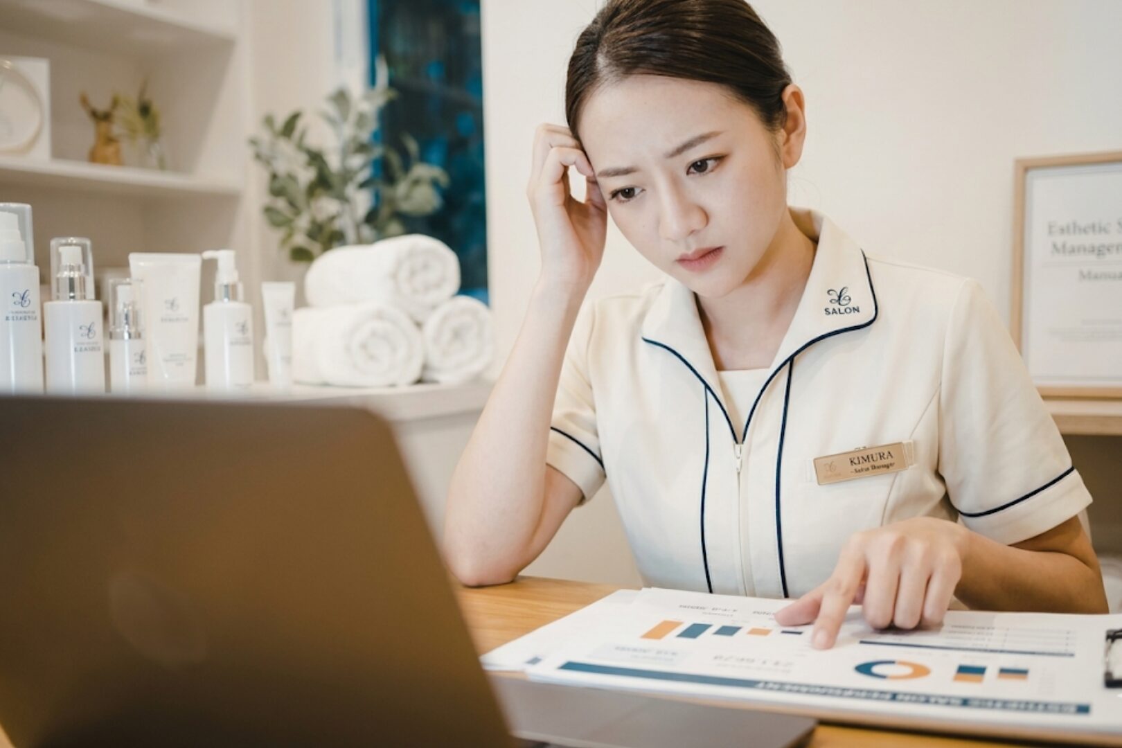 エステサロンの経営に悩んでいる女性の様子